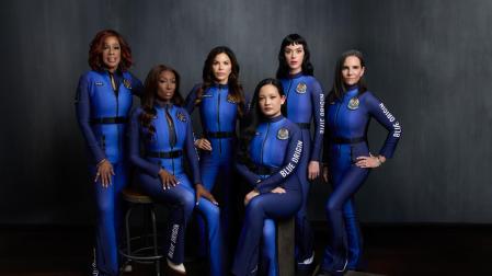 Fotografía tomada de una publicación en la cuenta oficial de Blue Origin en la red social X que muestra desde la izquierda a la presentadora Gayle King, la ingeniera Aisha Bowe, la prometida de Jeff Bezos Lauren Sánchez, la activista Amanda Nguyen, la cantante Katy Perry y la productora Kerianne Flynn, tripulantes de la misión NS-31 de Blue Origin