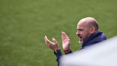 César Monasterio, técnico del Subiza, anima a sus jugadores en el duelo ante el Alavés B