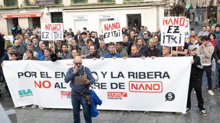 El presidente del comité de empresa de Nano, José Antonio Arnedo, durante la concentración celebrada este lunes en Tudela