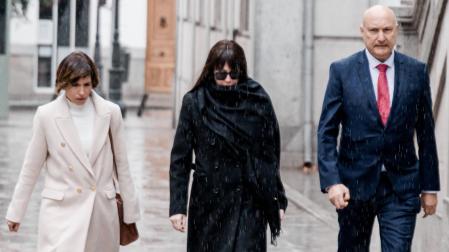La expareja de Ábalos, Jéssica Rodríguez (centro de la imagen), a su llegada al Tribunal Supremo el pasado mes de febrero