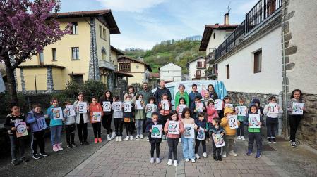 El alumnado del colegio Nazabal de Areso da la bienvenida a la ‘Biblioneta LAGA’, la nueva biblioteca móvil