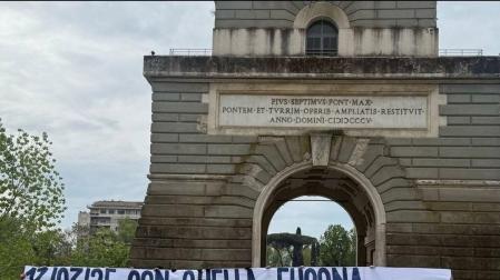 La pancarta de los ultras del Lazio hacia los de la Roma: "Con esa huída, más que Bilbao parecía Pamplona"