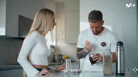 Iker Muniain, junto a su pareja Ana Montoya, preparando un mate
