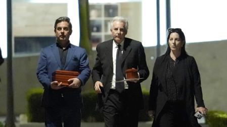 De izquierda a derecha, Gonzalo Vargas Llosa, Álvaro Vargas Llosa, y Morgana Vargas Llosa, hijos del escritor peruano Mario Vargas Llosa, caminan portando dos urnas con los restos de su padre