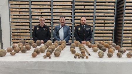 Responsables policiales y de Cultura, junto a la muestra de proyectiles