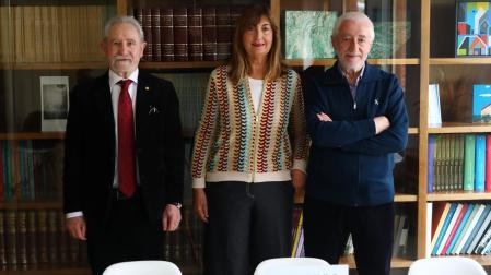 Gaudencio Remón, María Ibáñez (vicepta.) y Pedro Salaberri (pte) en la sede del Ateneo