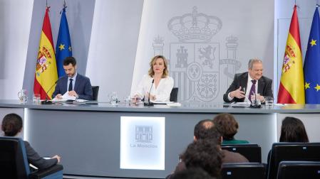 El ministro de Derechos Sociales, Consumo y Agenda 2030, Pablo Bustinduy; la ministra de Educación, Formación Profesional y Deportes y Portavoz del Gobierno, Pilar Alegría, y el ministro de Industria y Turismo, Jordi Hereu, durante una rueda de prensa posterior a la reunión del Consejo de Ministros