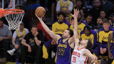 Luka Doncic (izquierda), en un partido con Los Ángeles Lakers
