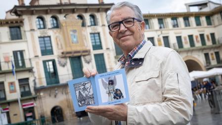 Pepe Alfaro, con su libro, en la plaza de los Fueros, donde el domingo se celebrará la Bajada del Ángel
