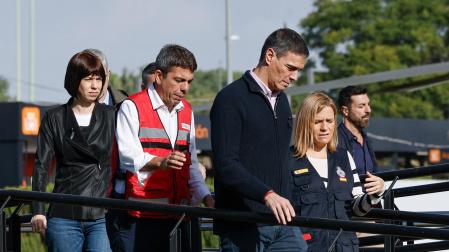 Pedro Sánchez, junto a la ministra Diana Morant (izquierda), Carlos Mazón y la delegada del Gobierno, Pilar Bernabé