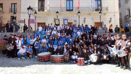 Los participantes en la X Rompida de la Hora de Tudela posaron juntos tras el acto