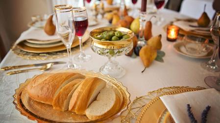 Bandeja de pan en una mesa de una comida formal