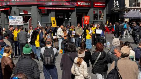 Protesta que los músicos han llevado a cabo en Leicester Square en Londres en protesta por la suspensión de las actuaciones callejeras en la plaza a partir de este jueves