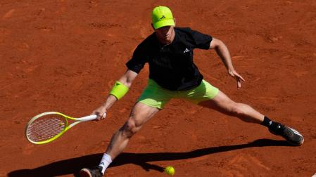 El tenista español Alejandro Davidovich devuelve la bola al ruso Karen Khachanov durante elpartido de cuartos de final del Barcelona Open Banc Sabadell-Trofeo Conde