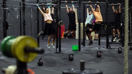 Atletas entrenan en el turno de las 06.30 horas, la primera sesión del día, en Crossfit Runa