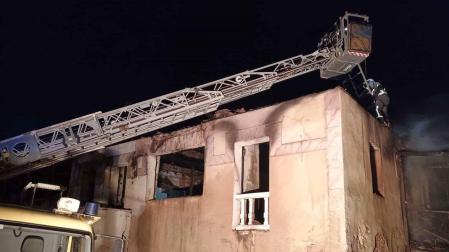 Los bomberos trabajan en el incendio de una vivienda en la localidad de El Pousadoriu, en el municipio asturiano de Salas, el que ha fallecido un hombre