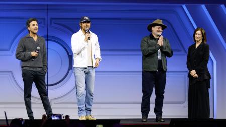 El director de cine Shawn Levy, el actor Ryan Gosling, el director creativo de Lucasfilm Dave Filoni y la presidenta Kathleen Kennedy asisten a la Star Wars Celebration Japan en Chiba, cerca de Tokio