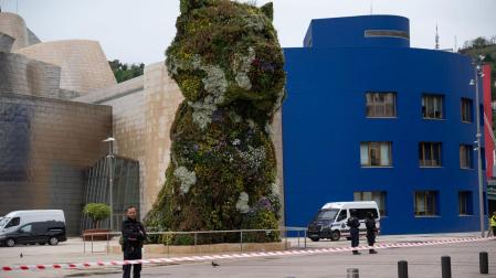La Ertzaintza ha establecido un perímetro de seguridad en los alrededores del Museo Guggenheim Bilbao mientras los artificieros examinaban el elemento sospechoso