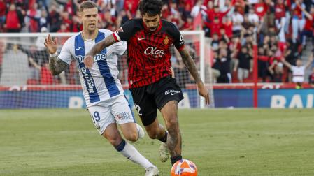El centrocampista portugués del Mallorca Samu Costa (d) se escapa de Diego García, del Leganés