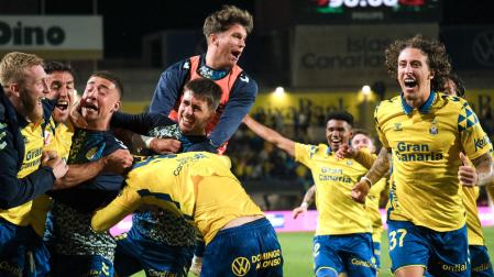 Los jugadores de Las Palmas celebran el gol de Javier Muñoz durante el partido de la jornada 32 de LaLiga que UD Las Palmas y Atlético de Madrid