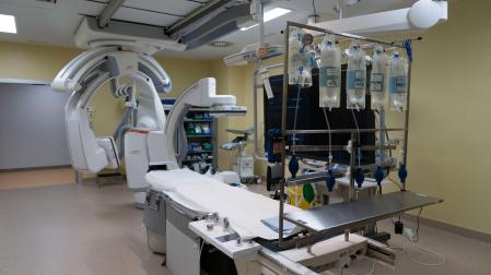 Angiógrafo bi plano donde se realizan las trombectomías mecánicas para tratar los ictus en el Hospital Valdecilla de Santander