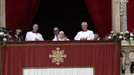 El papa, en el balcón de la Basílica de San Pedro