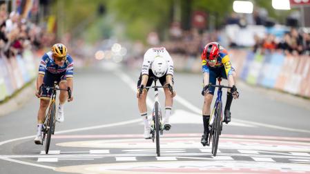 Esprint final entre Remco Evenepoel, Tadej Pogacar y Mattias Skjelmose