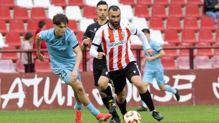 Andrei Lupu, de la UD Logroñés, avanza perseguido por Ander Marticorena, del Subiza