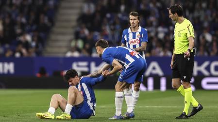 De Burgos Bengoetxea espera a que un jugador del Espanyol se recupere durante el choque entre los catalanes y el Getafe el pasado viernes /