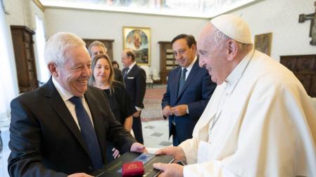 Momento en el que el expresidente del sindicato UAGN, Ángel Eraul, recoge un libro y un rosario de la mano del Papa Francisco