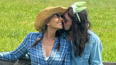 Elizabeth Hurley y Billy Ray Cyrus se besan para confirmar su relación en una foto publicada en Instagram