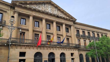 Banderas a media asta en el balcón del Palacio de Navarra