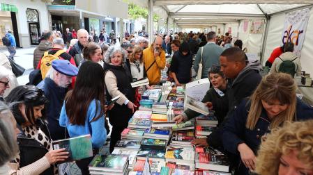 Stands en Carlos III de Pamplona con motivo del Día del Libro /