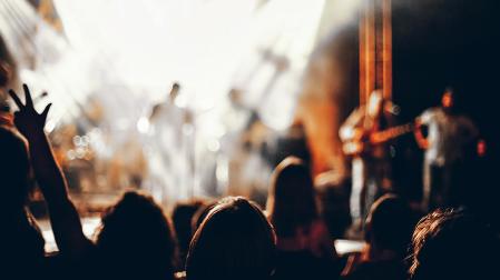 Varias personas disfrutan durante un concierto