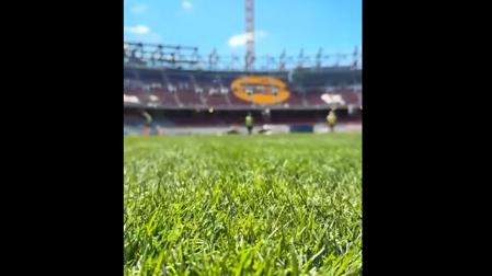 Captura del vídeo subido a redes por el F.C. Barcelona con la instalación del nuevo césped en el Spotify Camp Nu /