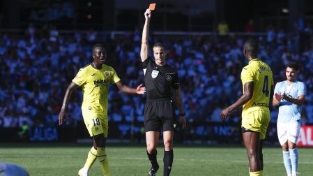 Alberola Rojas expulsa al central del Villarreal Bailly tras derribar a Alfon cuando se marchaba solo hacia la meta rival /
