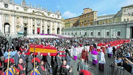SOLEMNIDAD. Personal de confianza de Francisco portan el féretro en la plaza San Pedro escoltados por la Guardia Suiza.