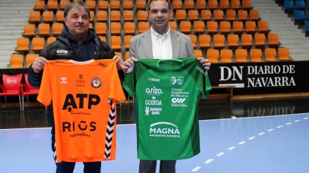 Tatono Arregui, presidente del Xota, y Ramón Lázaro, mandatario del ATP Ribera, en Anaitasuna