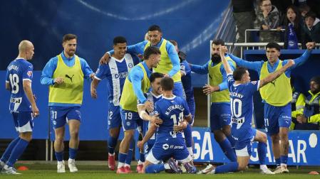 Los jugadores del Alavés celebran el tanto de Tenaglia que fue suficiente para doblegar a la Real Sociedad /