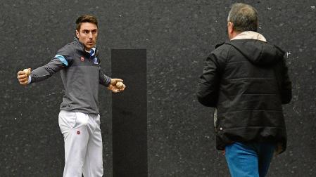 Peio Etxeberria intercambia impresiones con Martin Alústiza, el seleccionador de material