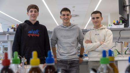 De izquierda a derecha: Diego Rubio Lázaro (3º clasificado), Ibai García Galardi (1º clasificado), Iñigo Rodríguez Losarcos (2º clasificado)