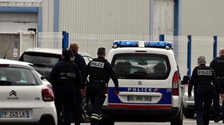 Efectivos de policía, en el exterior del instituto de Nantes donde ha ocurrido el ataque