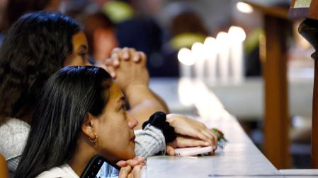 Dos mujeres rezan junto al féretro del papa Francisco
