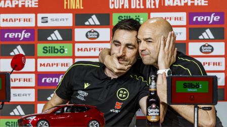 Ricardo de Burgos Bengoetxea se emocionó y lloró en la rueda de prensa a la final al hablar de las críticas que reciben los árbitros y fue consolado por Pablo González Fuertes