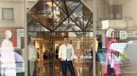 Daniel Munárriz Barquero en la entrada de su tienda de ropa NUD Shop