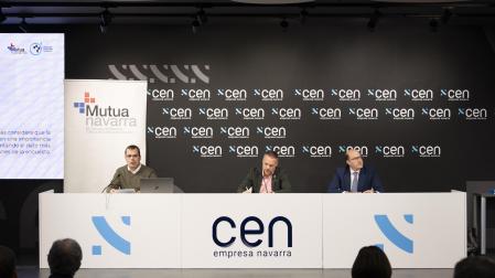 Javier Andueza, Iñaki Mendióroz y Carlos Fernández Valdivielso durante la presentación de las conclusiones de la encuesta