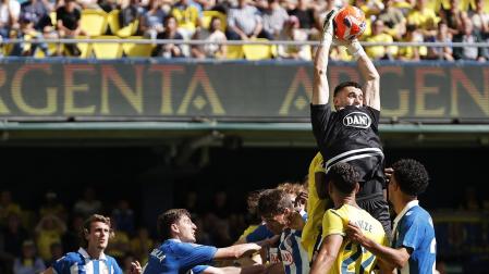 El meta del Espanyol Joan García, se impone al resto de jugadores en un balón aéreo durante el encuentro /