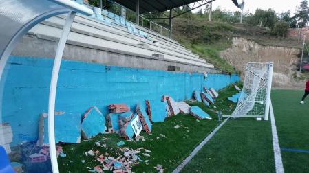 Imagen del estado en el que quedó la grada del Gondomar C.F.