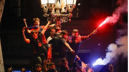 Seguidores del F.C.Barcelona celebran la consecución del título de Copa del Rey en la fuente de Canaleta
