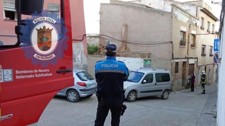 Un agente de Policía Local junto a la vivienda derrumbada, en la calle Rey de Cintruénigo